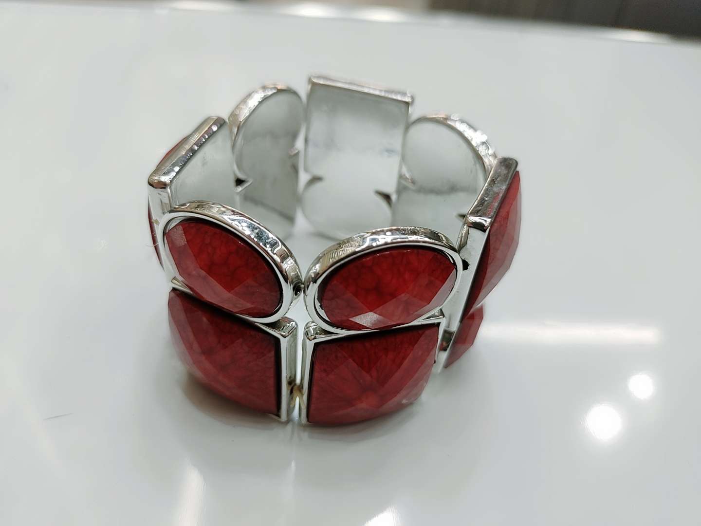 The new and popular CCB bracelet, a versatile European and American accessory, is a simple and fashionable bracelet made of trendy resin Specification image