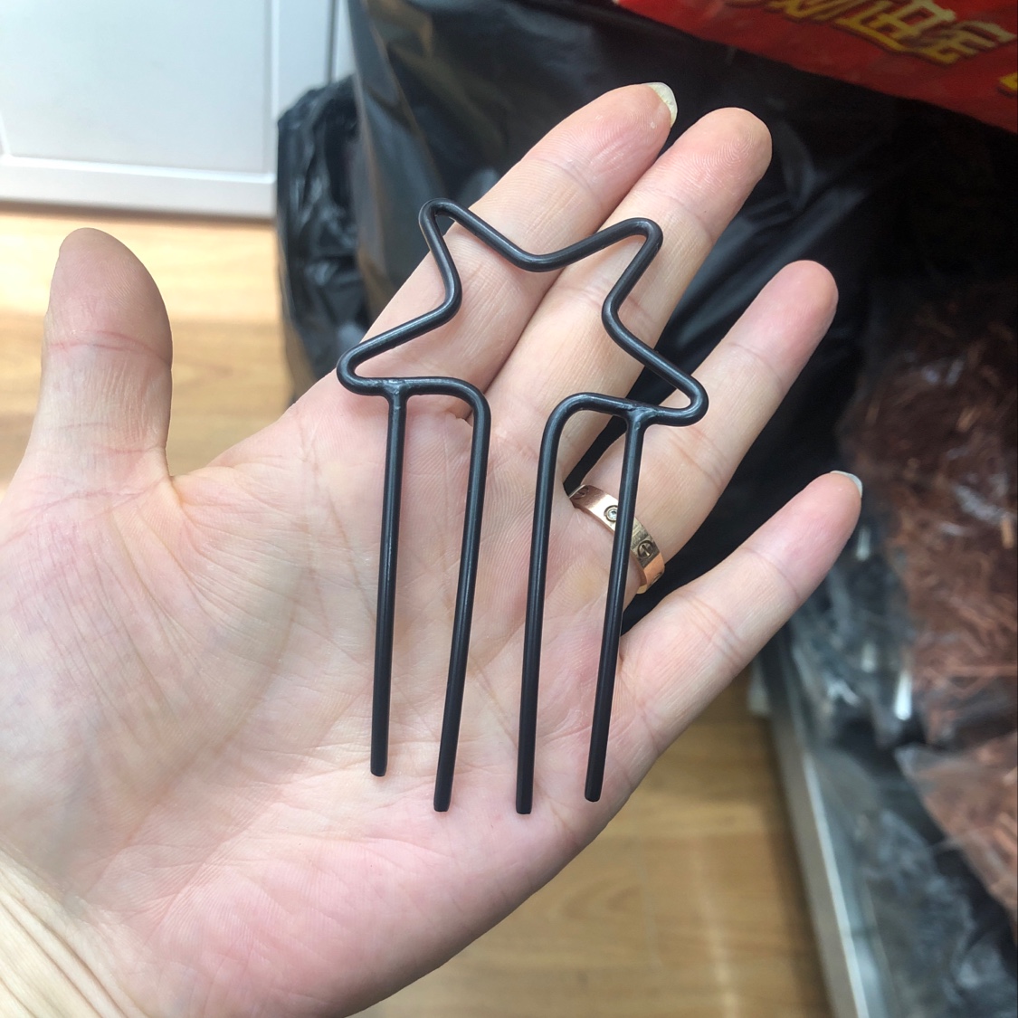 The four-pronged five-star hairpin is black