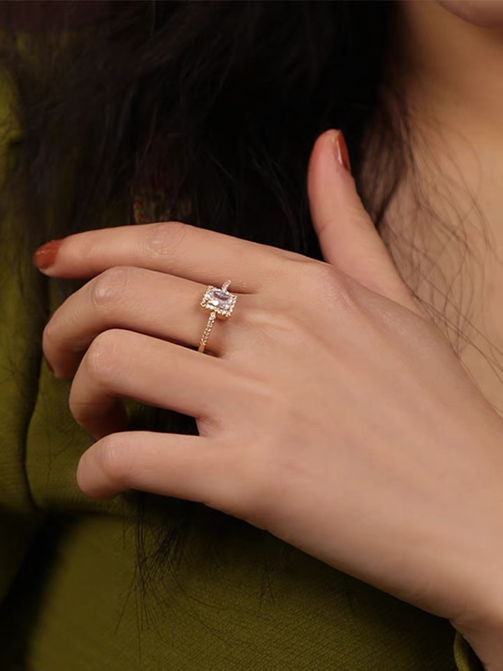 Chenglong Jewelry's dazzling diamond, luxurious Korean style, internet-famous adjustable ring, fashionable and simple index finger ring CL01270-32.5 Application Scenario