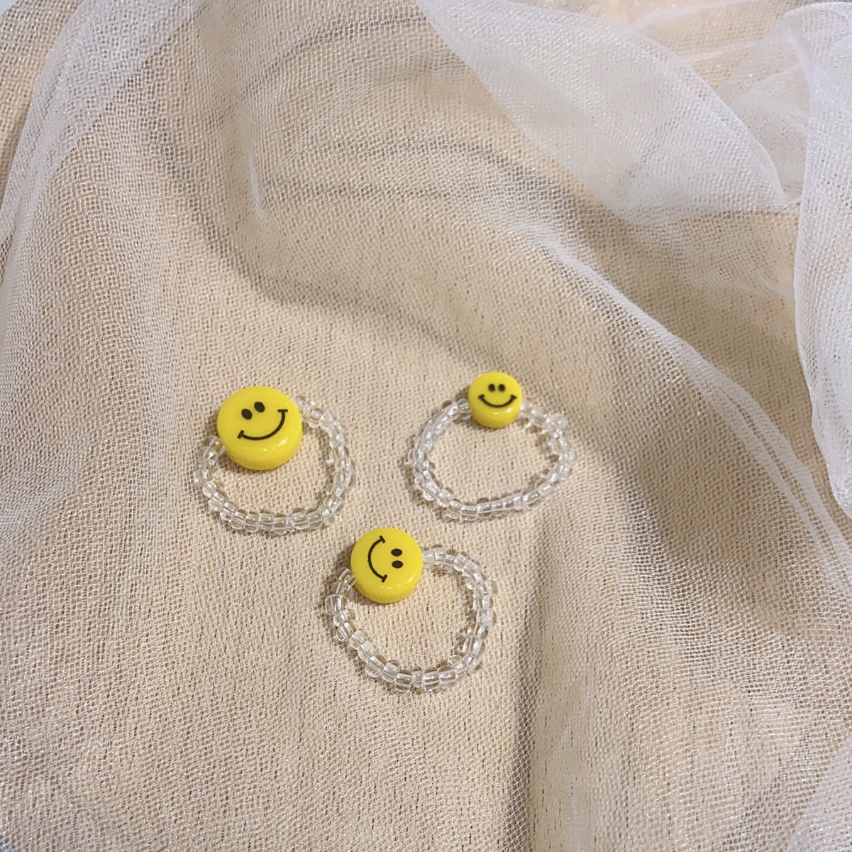The smiling face rice bead handmade ring can be customized in style