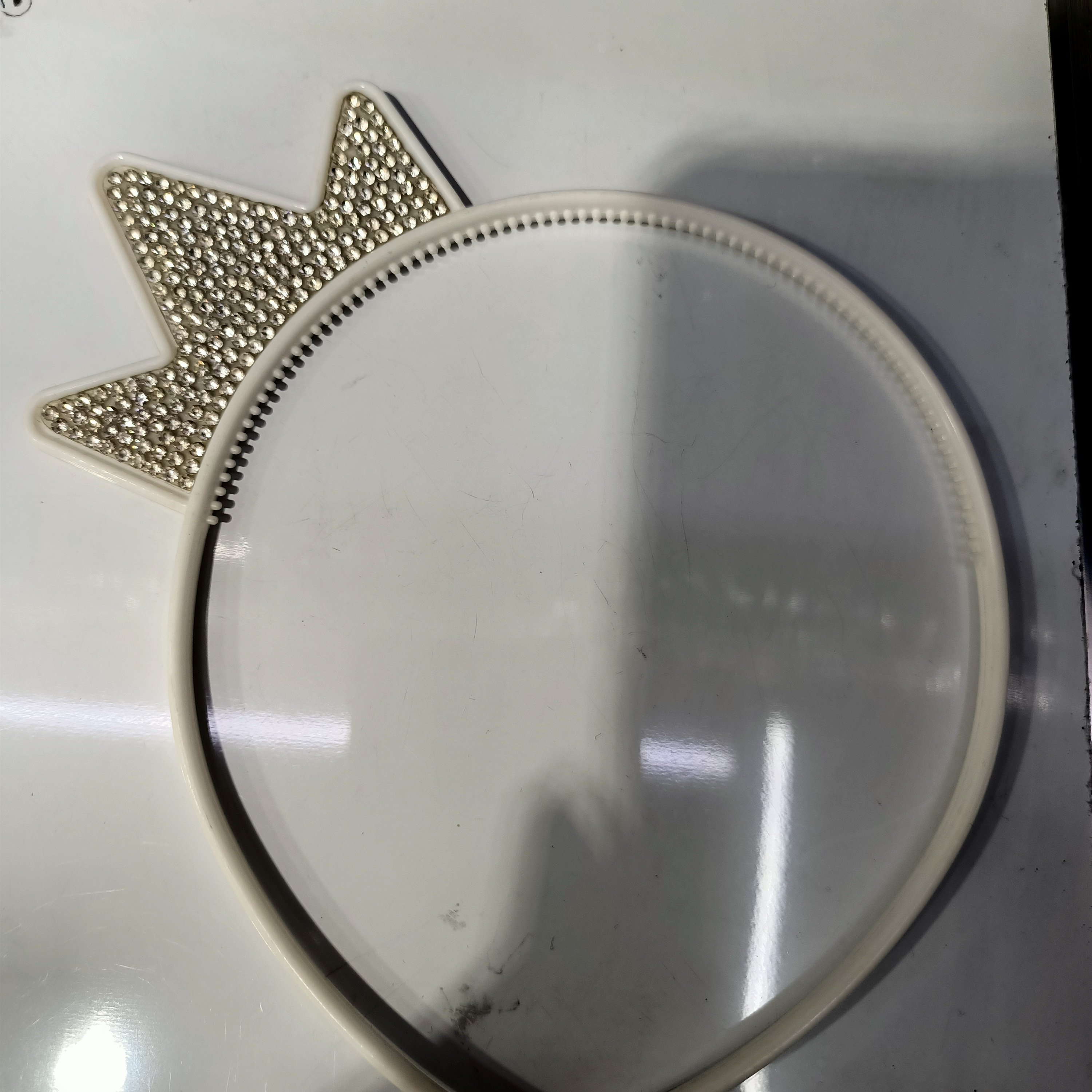 Crown diamond white