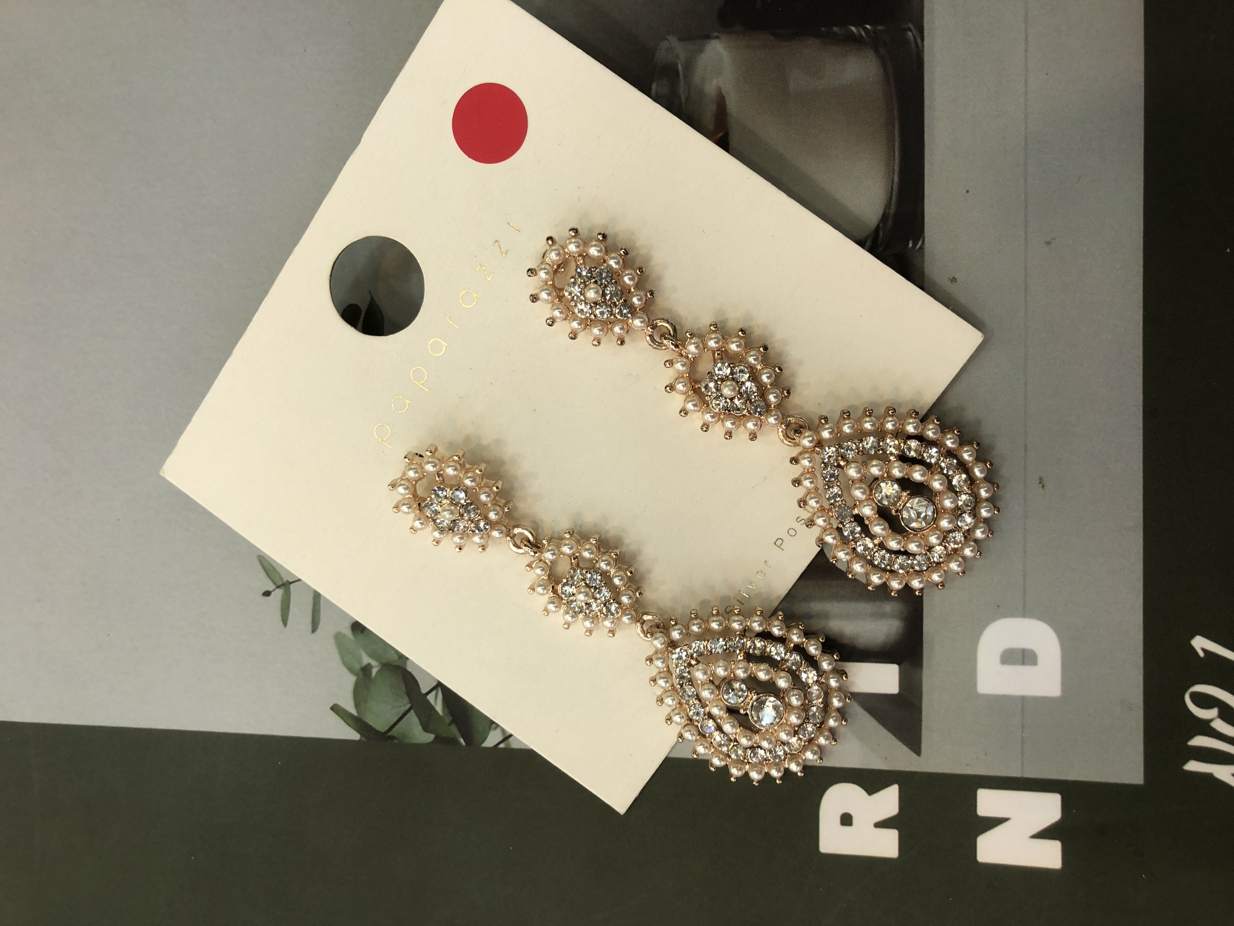 A fashionable, trendy and casual set of water diamond and pearl earrings with a European and American style, the same as that of Internet celebrities for women Item Picture