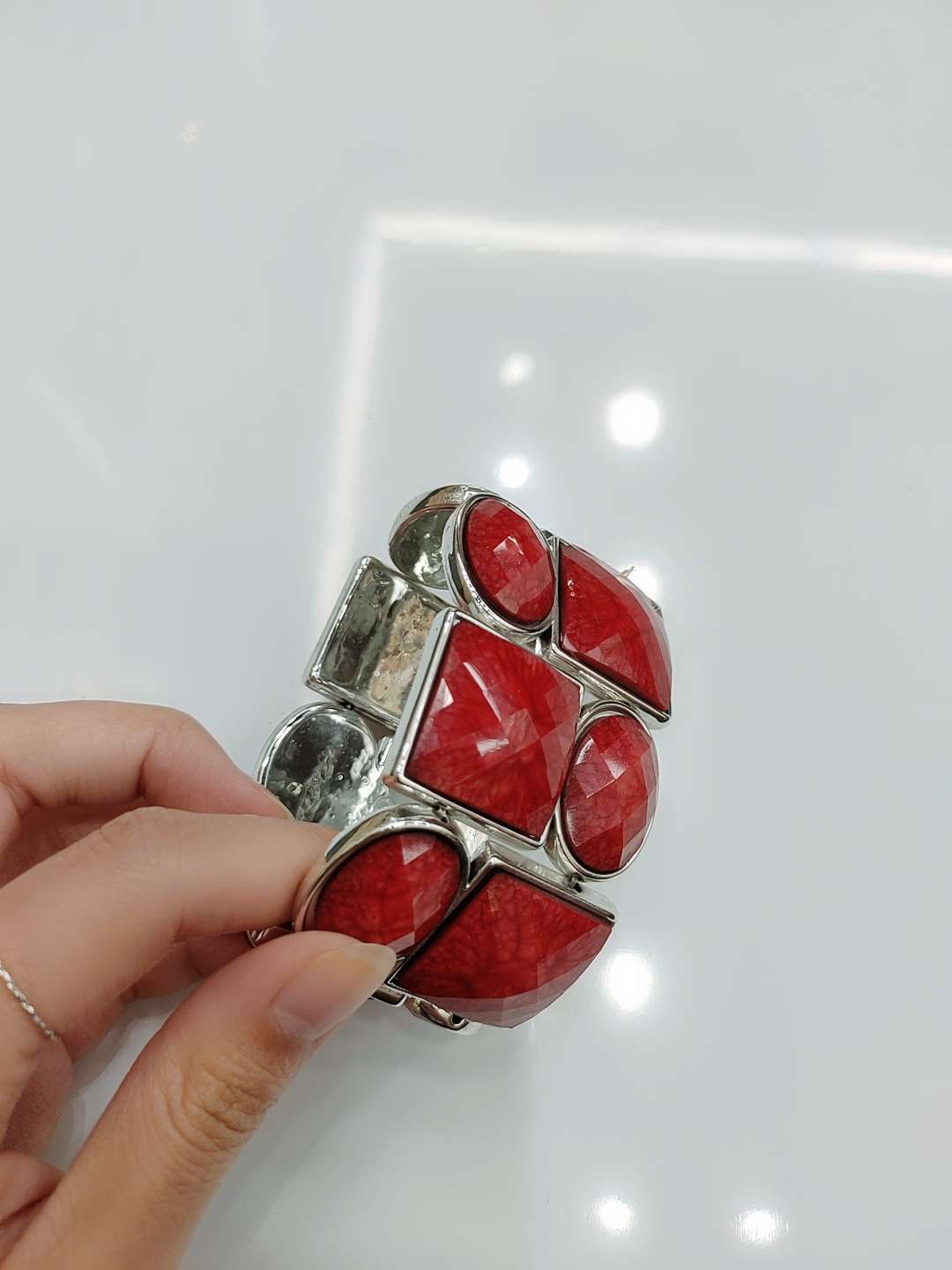 The new and popular CCB bracelet, a versatile European and American accessory, is a simple and fashionable bracelet made of trendy resin details Picture