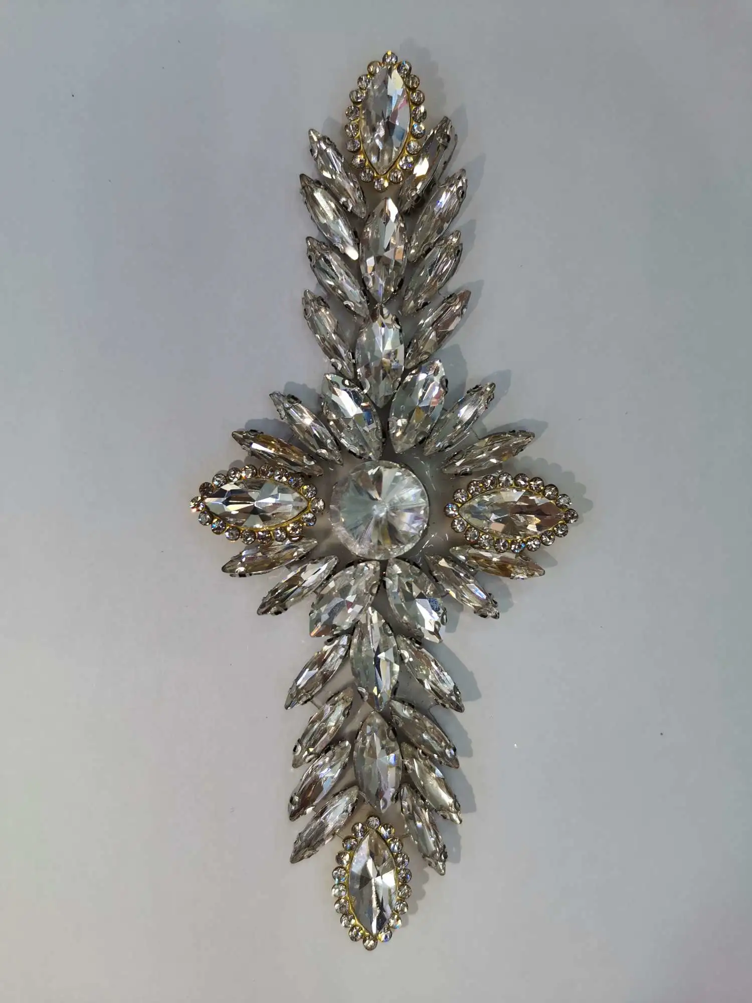 Factory direct sales of exquisite brooches, clothing chain accessories, wedding dress and evening gown decoration accessories, fashionable and versatile, and other clothing display props detail image 1