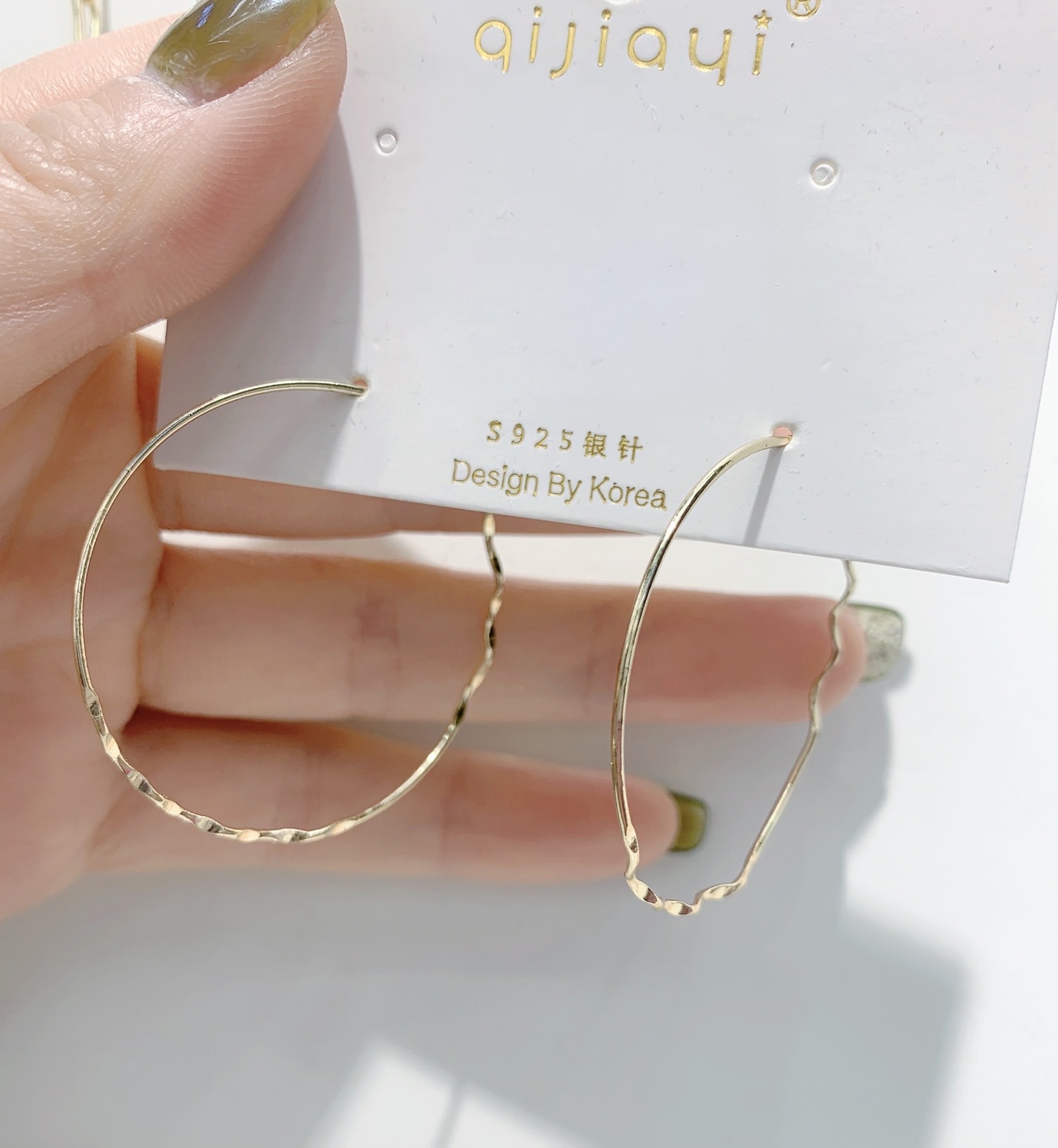 nyunyu, a popular earring brand in Dongdaemun, South Korea, offers a new style of silver needle shiny wavy texture circle earrings detail image 4