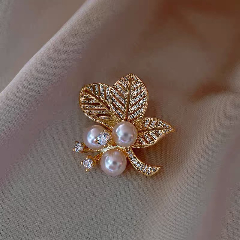 Pearl parquet brooch