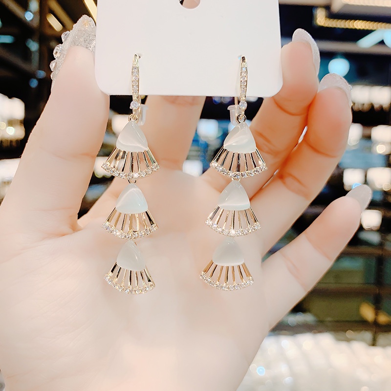 The 2021 new style of small dress earrings slim the face and exude a goddess-like charm. Summer cat's eye stone versatile and fashionable fan-shaped earrings are in vogue