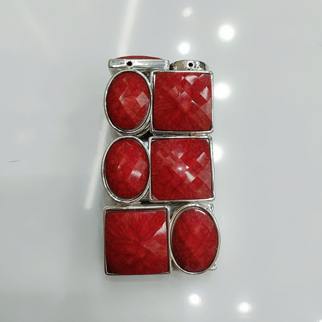 The new and popular CCB bracelet, a versatile European and American accessory, is a simple and fashionable bracelet made of trendy resin