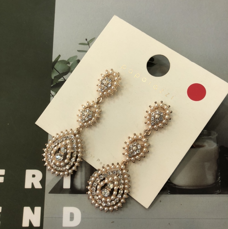 A fashionable, trendy and casual set of water diamond and pearl earrings with a European and American style, the same as that of Internet celebrities for women