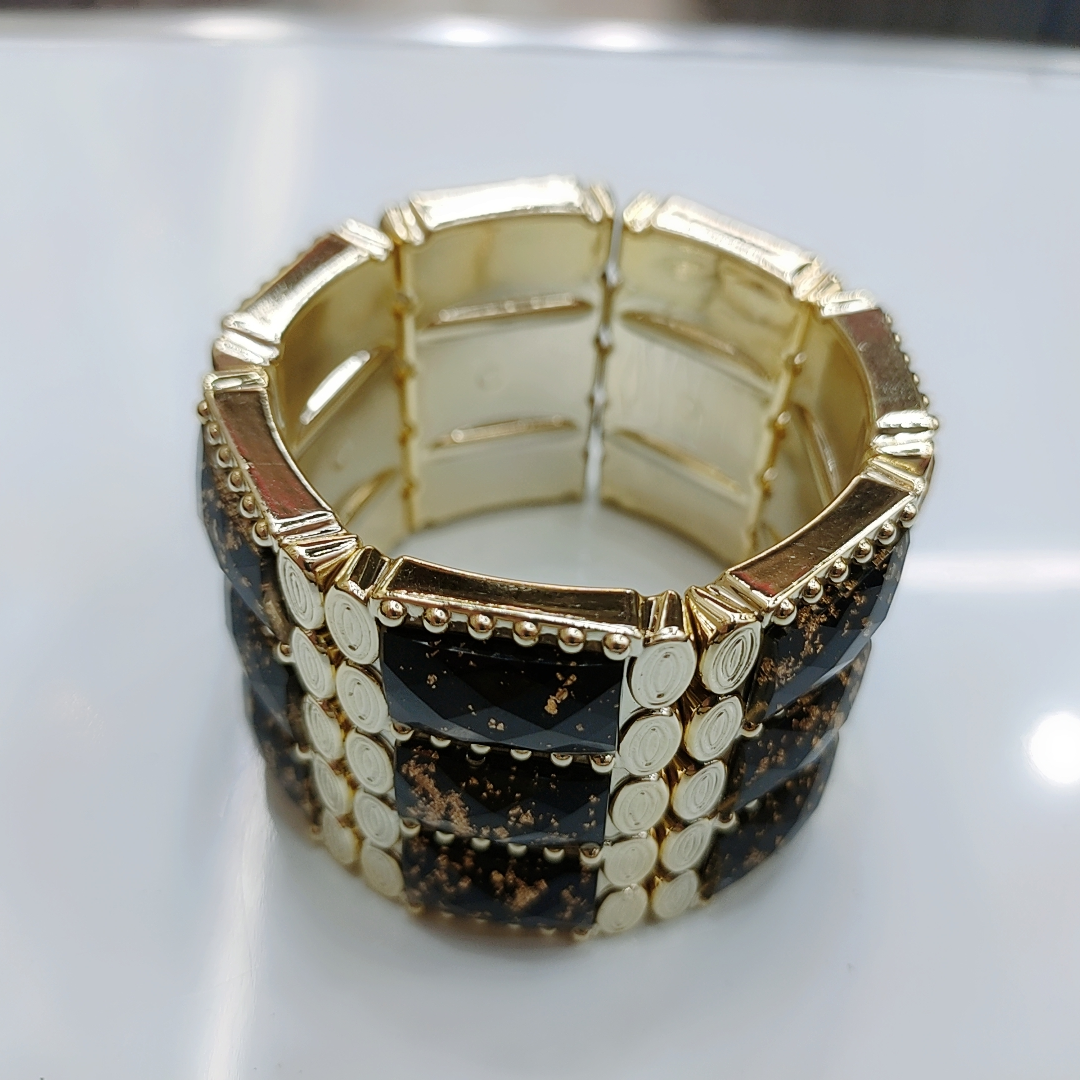 The new and popular CCb bracelet, a versatile accessory, is simple and fashionable. It's a trendy bracelet