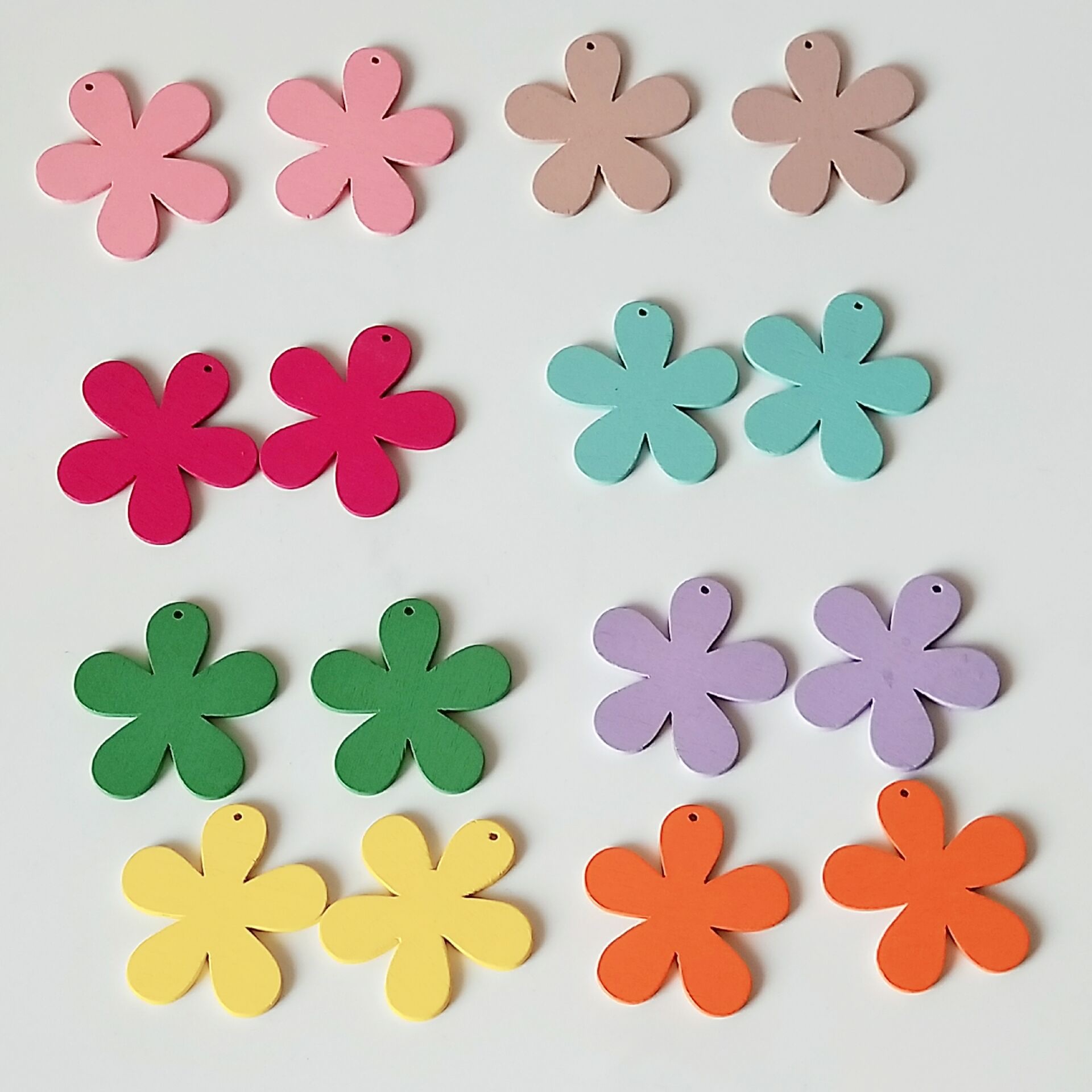 Wholesale of wooden DIY jewelry materials and accessories, including colorful earring pieces, multi-petal flower five-star hollowed-out geometric wood chips Specification image