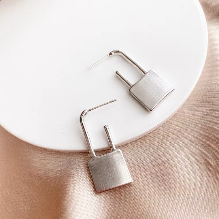 ins personalidad de plata cerradura de forma de pendientes de oído pendientes de mujer cool guapo gorilla pendientes de aguja de plata 925 orejeras de mujer moda Specification image