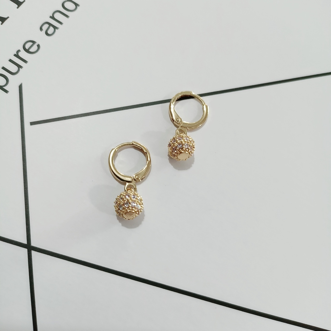 Round slightly inlaid zircon ear buckles