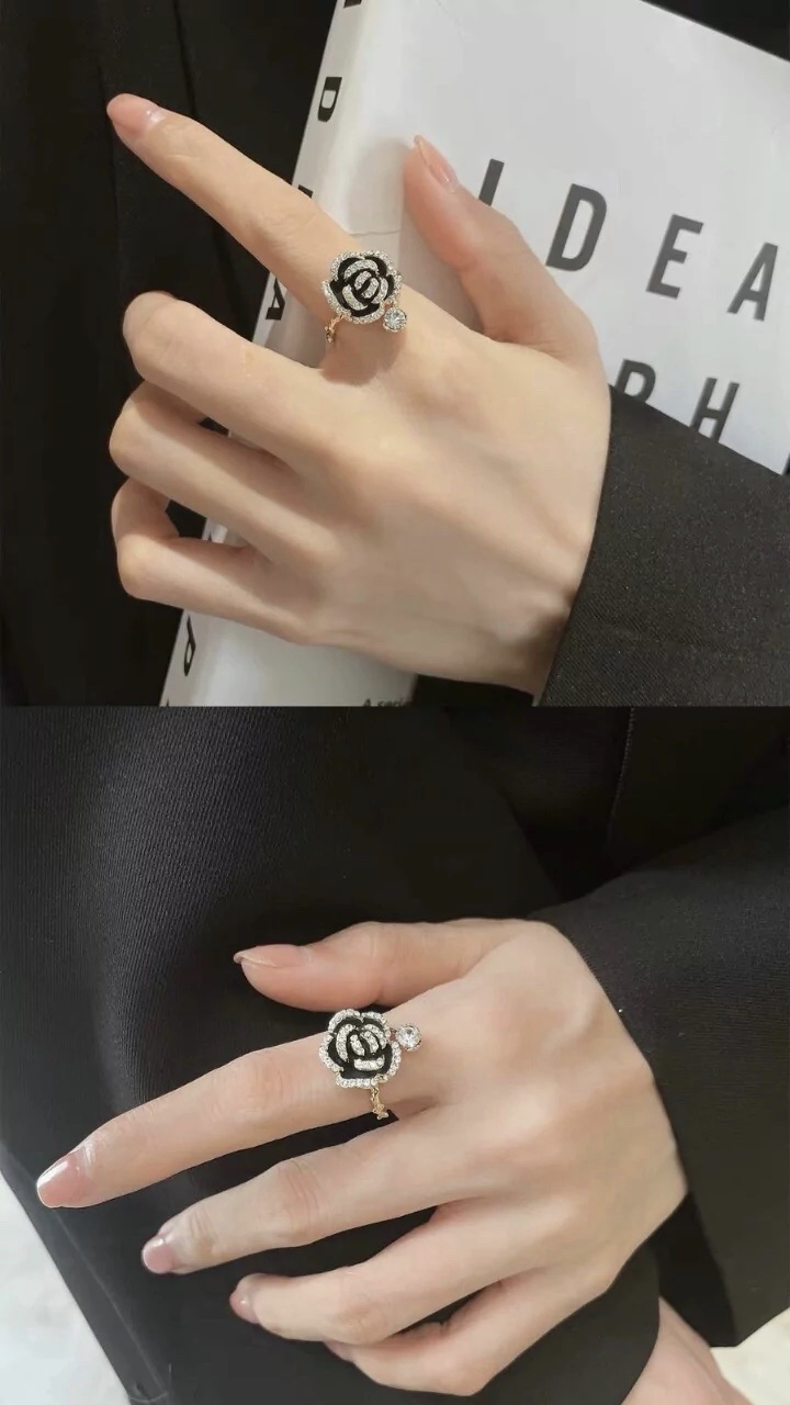 Chenglong Jewelry's black rose ring features an exquisite and fashionable design with a retro open index finger ring that exudes a unique and elegant charm. CL01070-40 Application Scenario