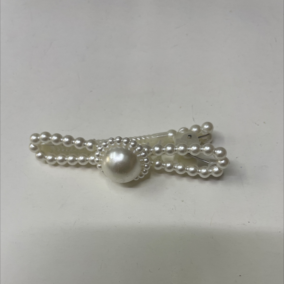 Popular accessory: Circular pearl one-piece clip