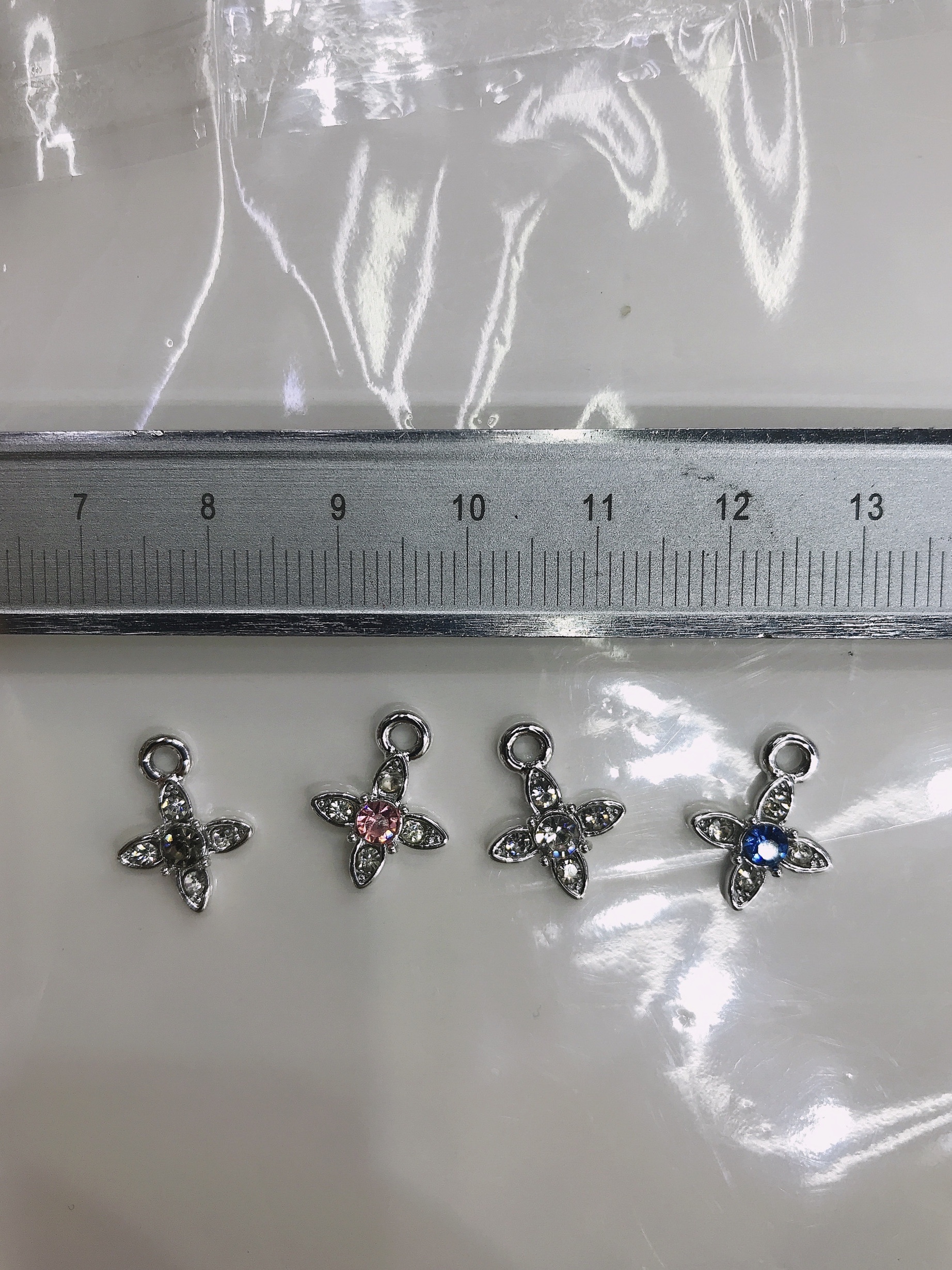 White k color diamond small four-leaf details Picture