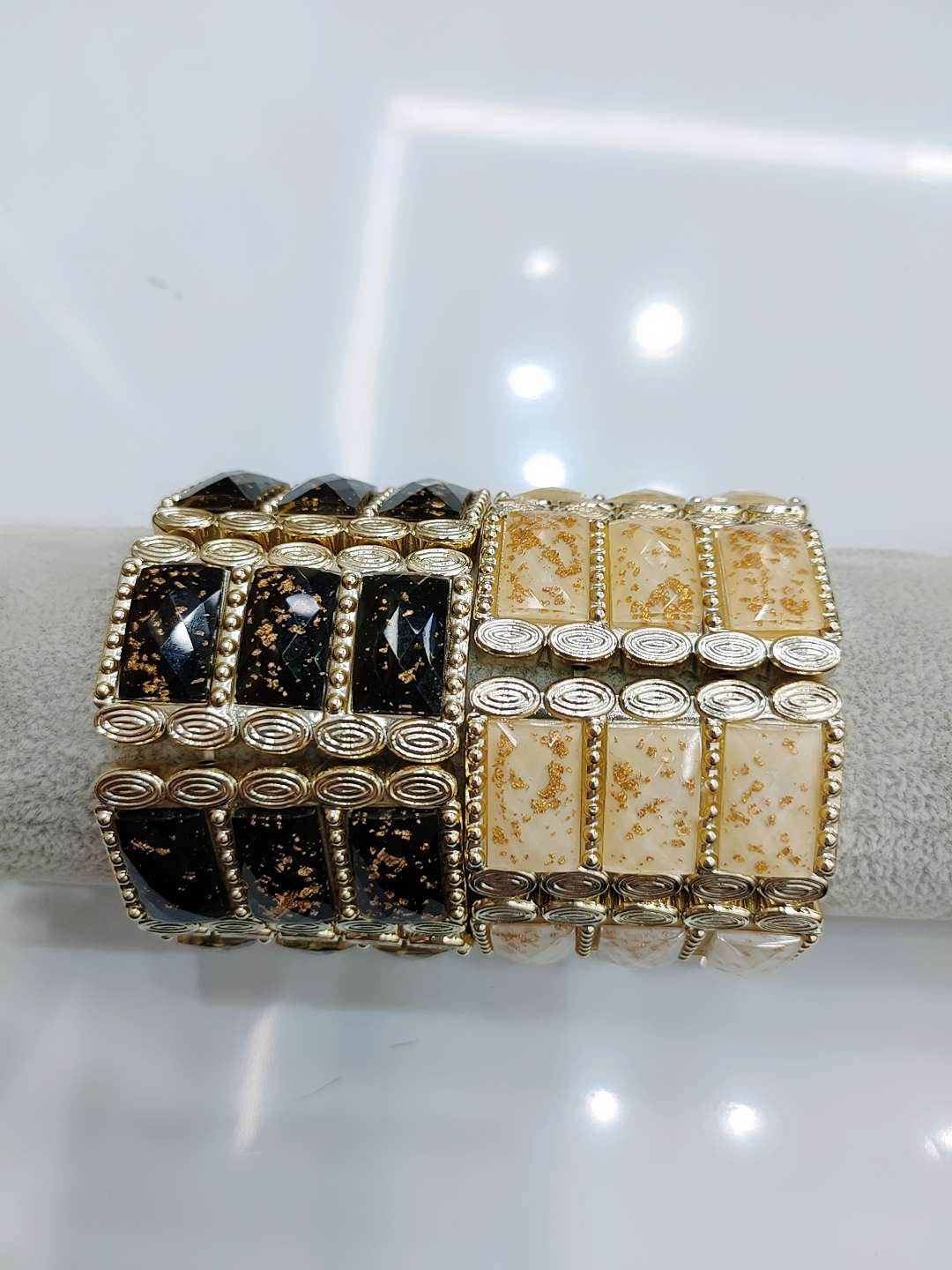 The new and popular CCb bracelet, a versatile accessory, is simple and fashionable. It's a trendy bracelet Application Scenario