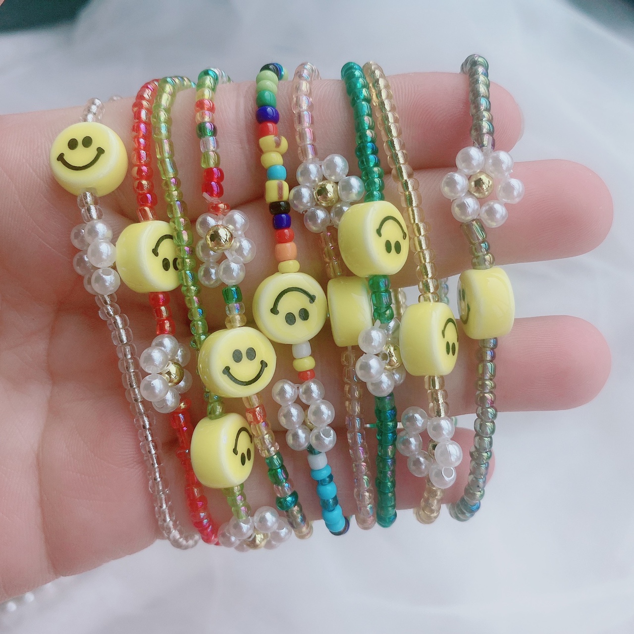The smiling face flower bracelet necklace style can be customized