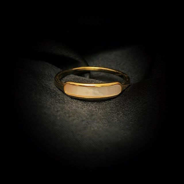 Chenglong Jewelry's 2021 new exquisite, simple and elegant mother-of-pearl ring is a versatile, unique and retro ring for women, CL01072-20 Application Scenario