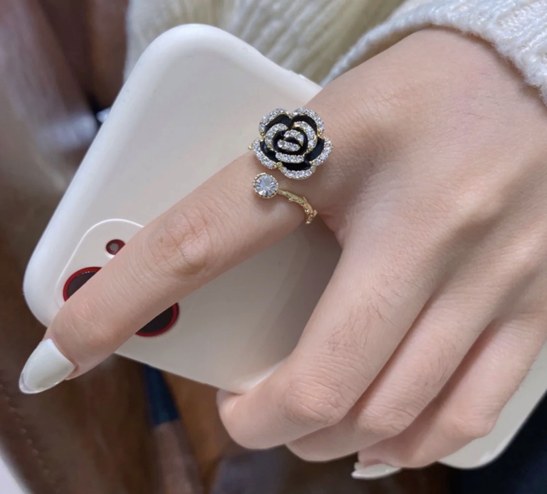 Chenglong Jewelry's black rose ring features an exquisite and fashionable design with a retro open index finger ring that exudes a unique and elegant charm. CL01070-40 Specification image
