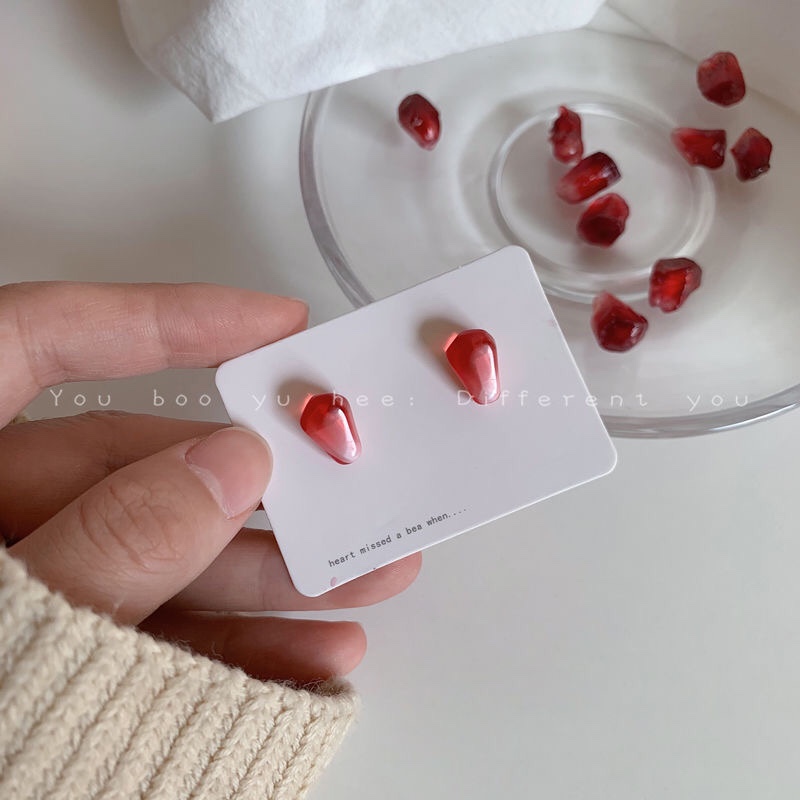 Japan and South Korea simple resin red pomegranate seed earrings delicate small earrings for women fresh sweet and cute everything with earrings