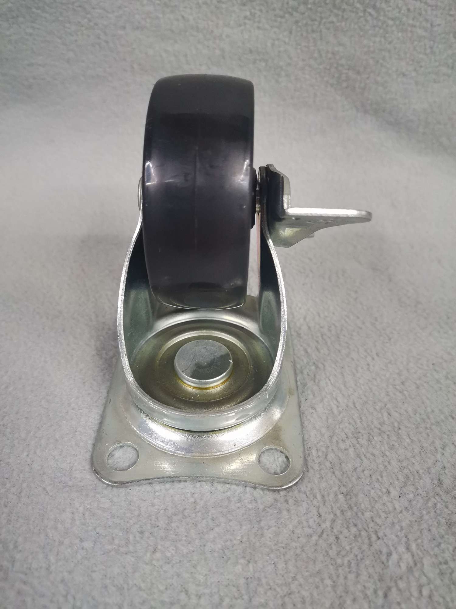 2.5-inch black PP flat-bottom movable lightweight casters with brake wheels Application Scenario