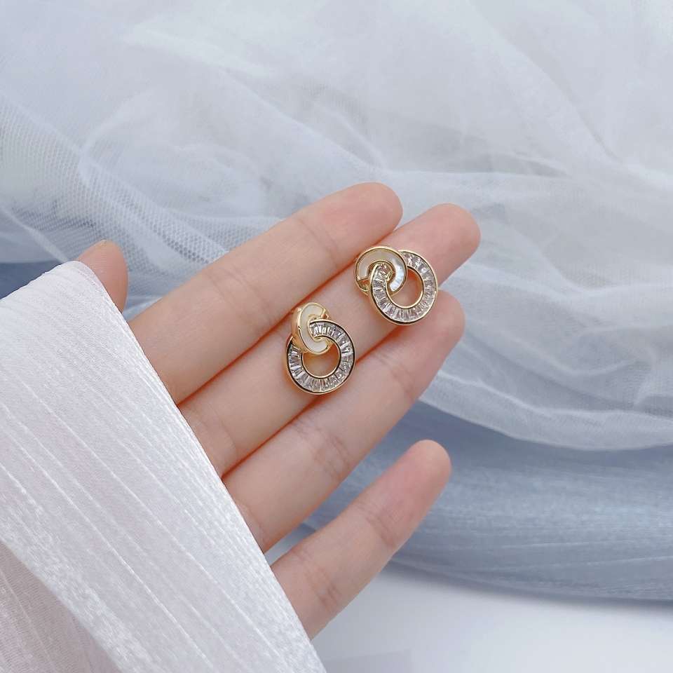 Interlocking shell design earrings, women's micro-inlaid zircon earrings, copper-plated real gold earrings, S925 silver needles Application Scenario