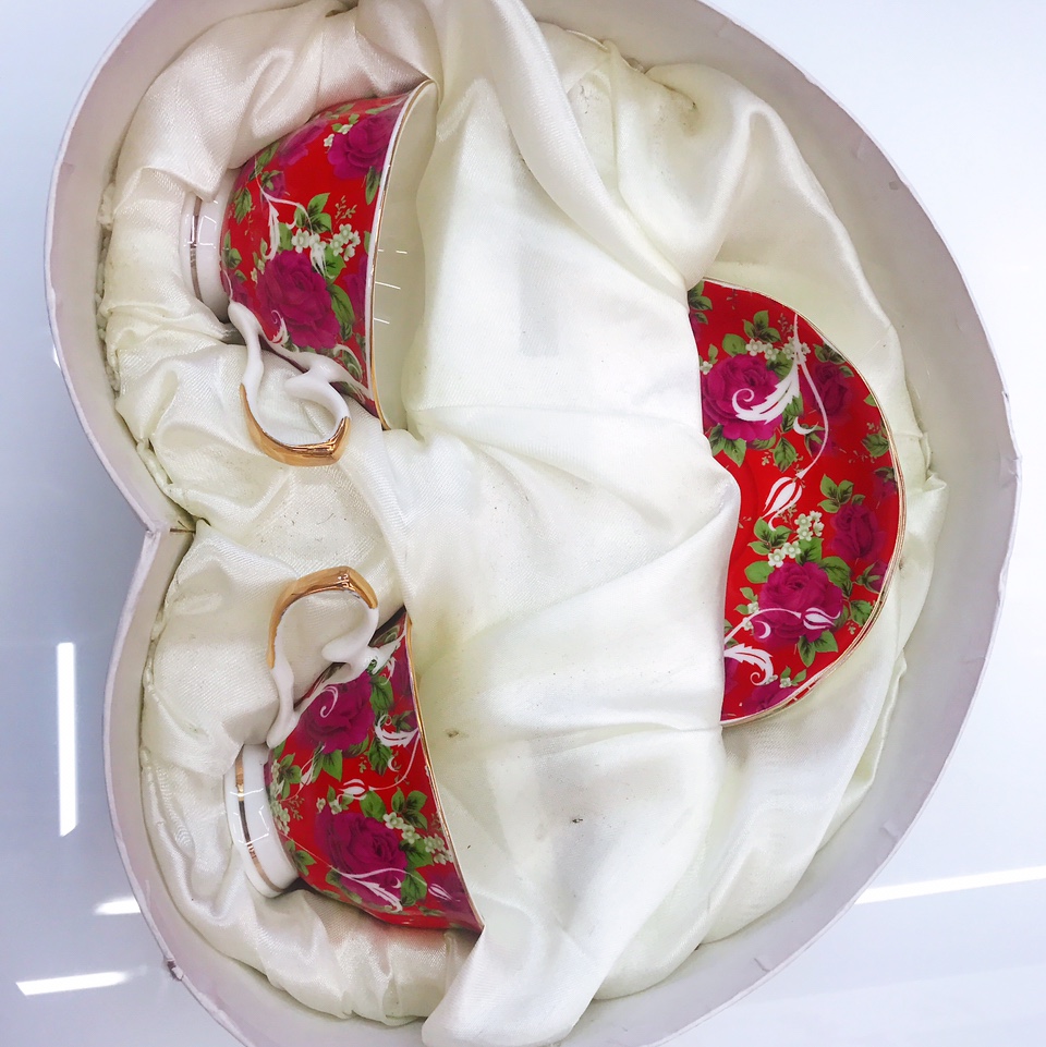 Tazas y platillos con corazones