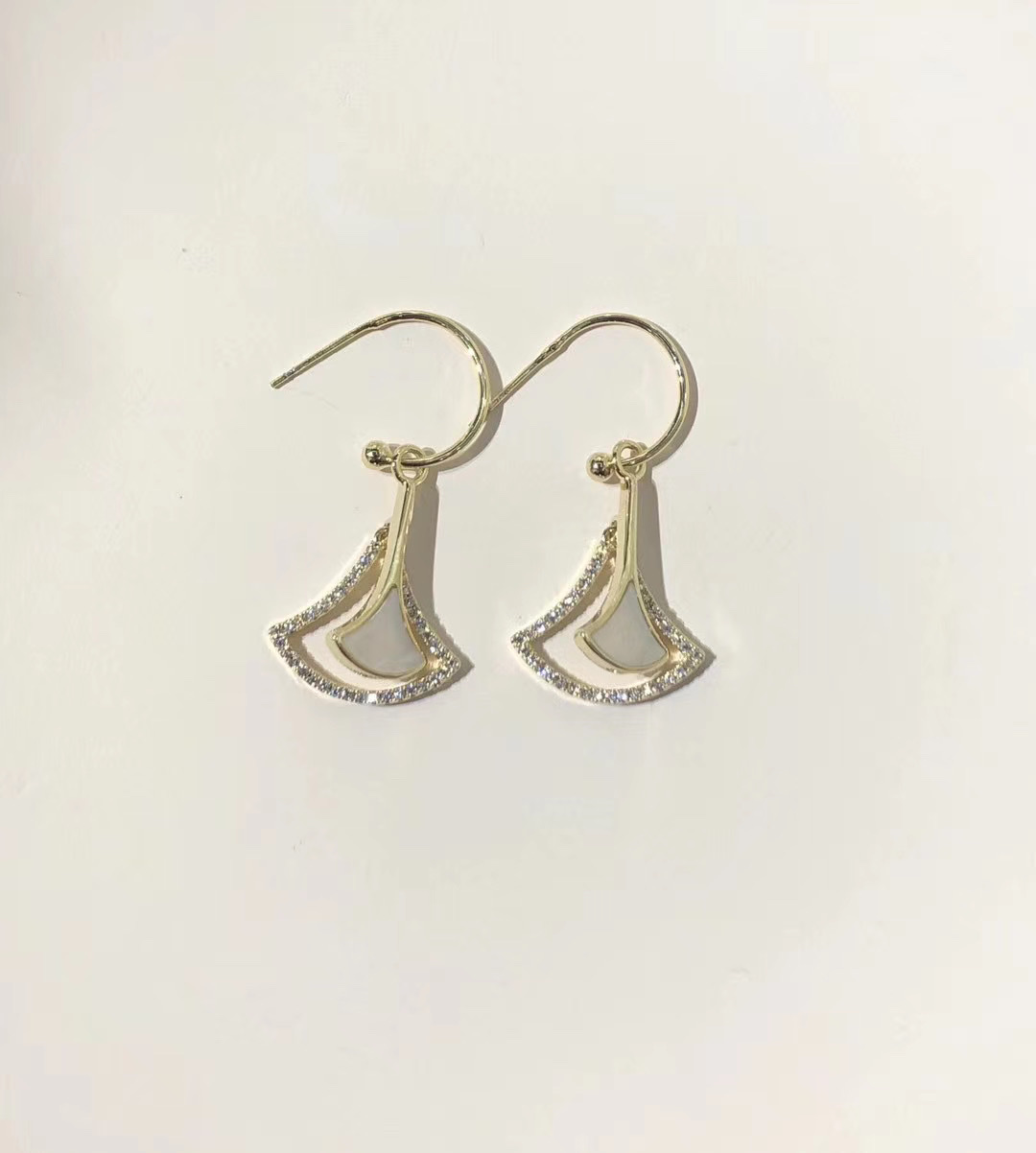 S925 Silver Needle ins cold style leaf earrings, ethereal, gentle and high-end stud earrings, simple summer earrings for women Specification image