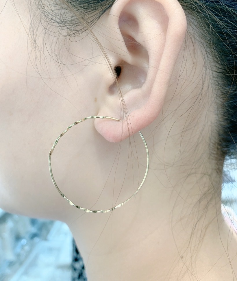 nyunyu, a popular earring brand in Dongdaemun, South Korea, offers a new style of silver needle shiny wavy texture circle earrings details Picture