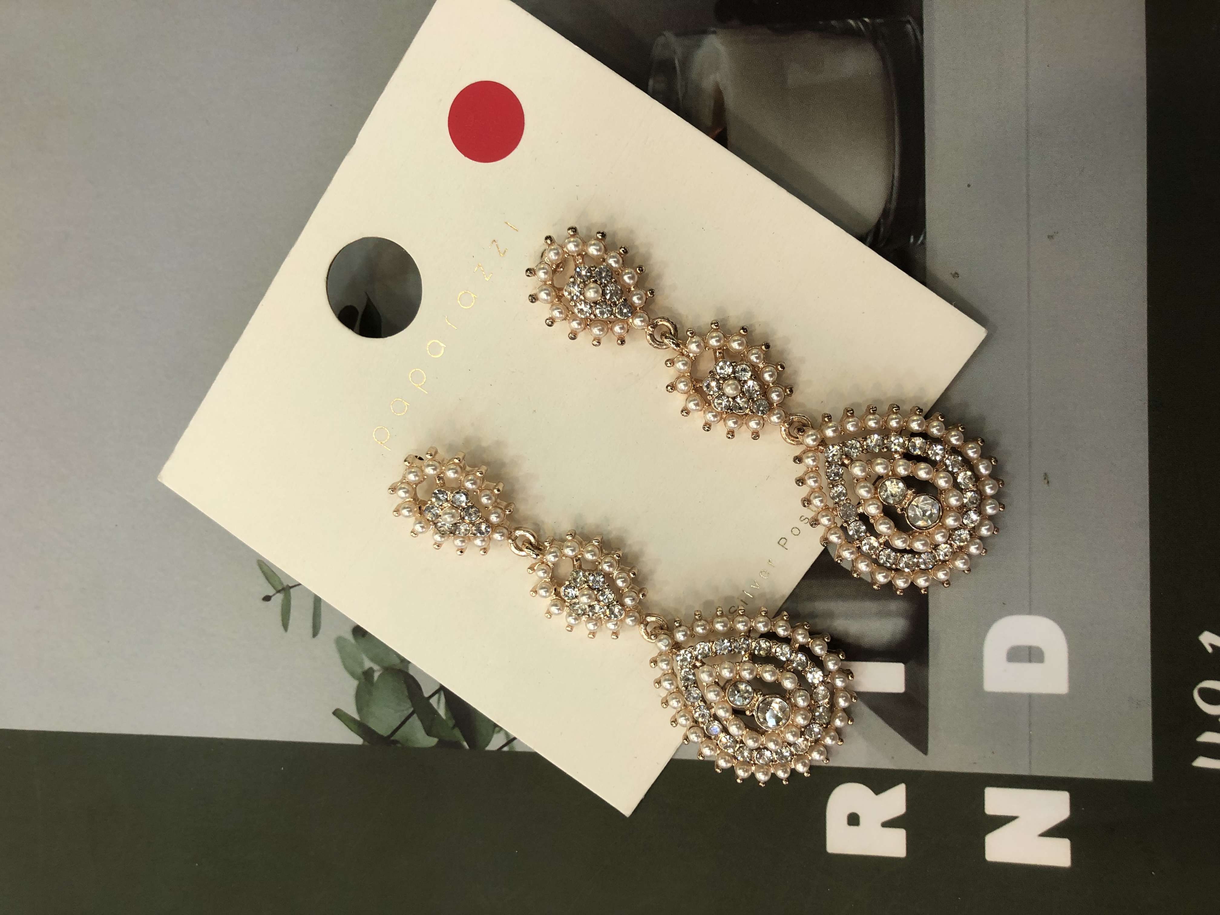 A fashionable, trendy and casual set of water diamond and pearl earrings with a European and American style, the same as that of Internet celebrities for women Application Scenario