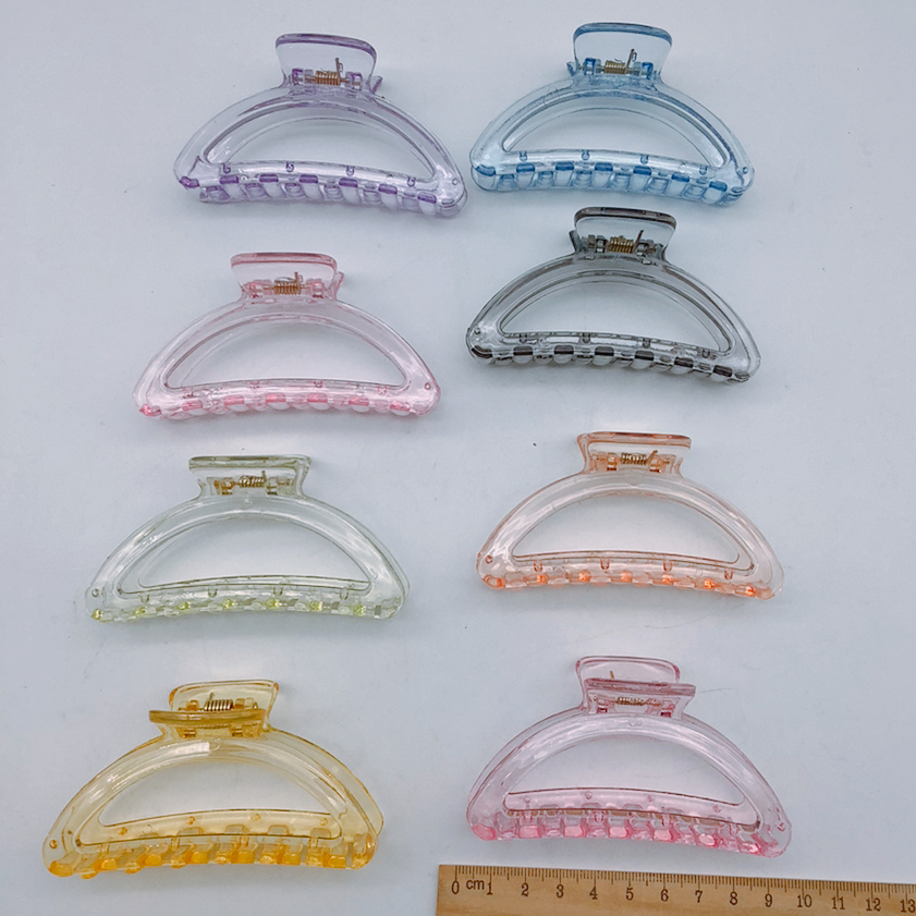 A transparent, colorful jelly-colored crescent-shaped gripper is popular among Korean Internet celebrities
