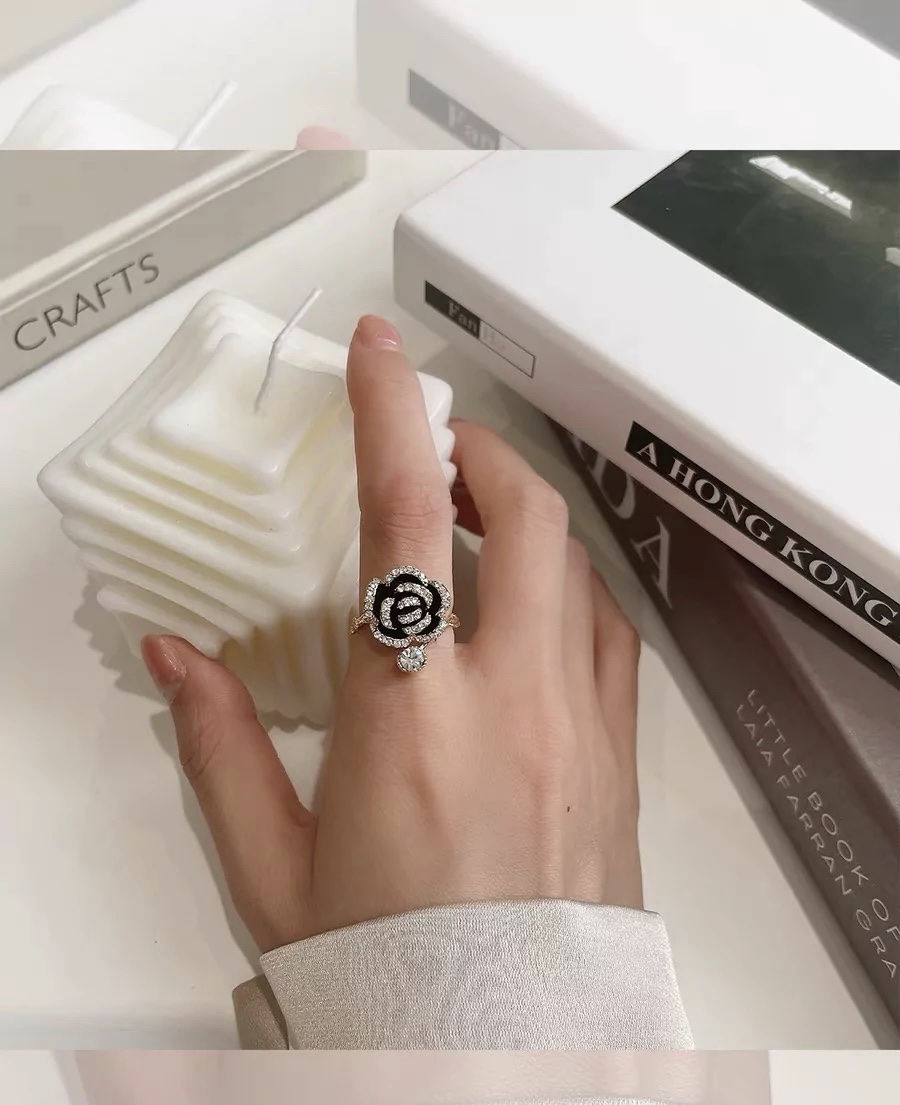 Chenglong Jewelry's black rose ring features an exquisite and fashionable design with a retro open index finger ring that exudes a unique and elegant charm. CL01070-40 details Picture