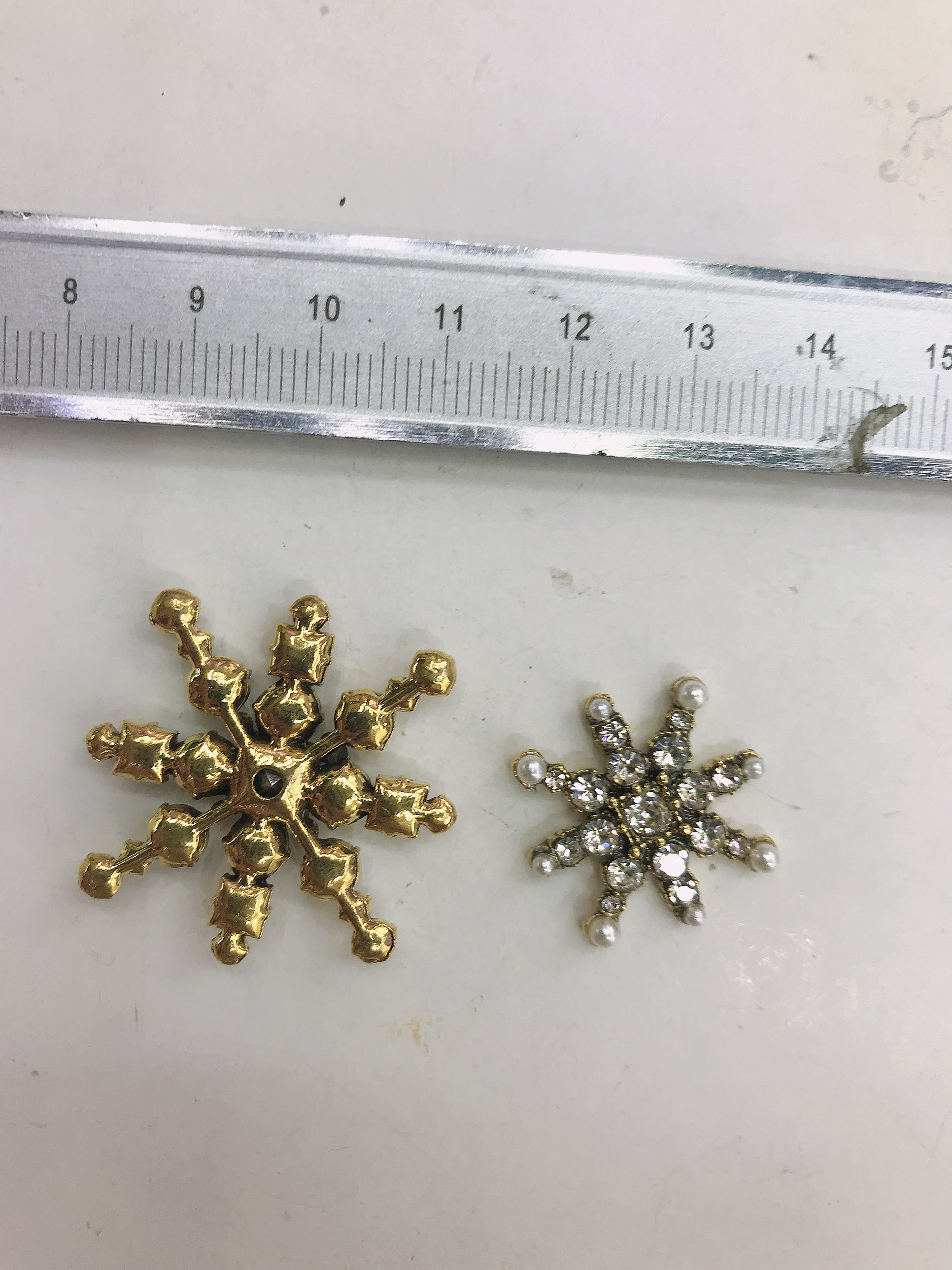 Decorated with large and small snowflake diamonds Specification image
