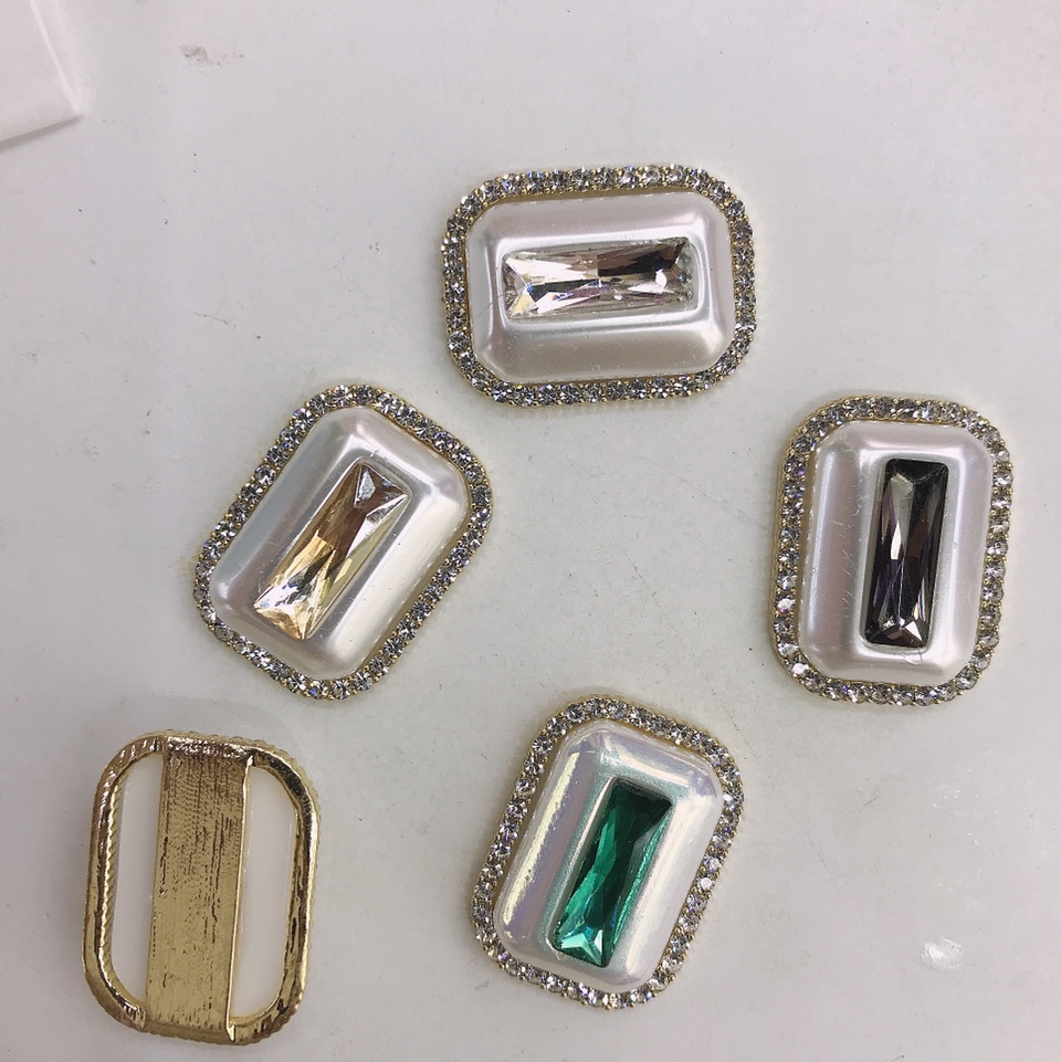 Square pearl-colored glass with dot diamonds