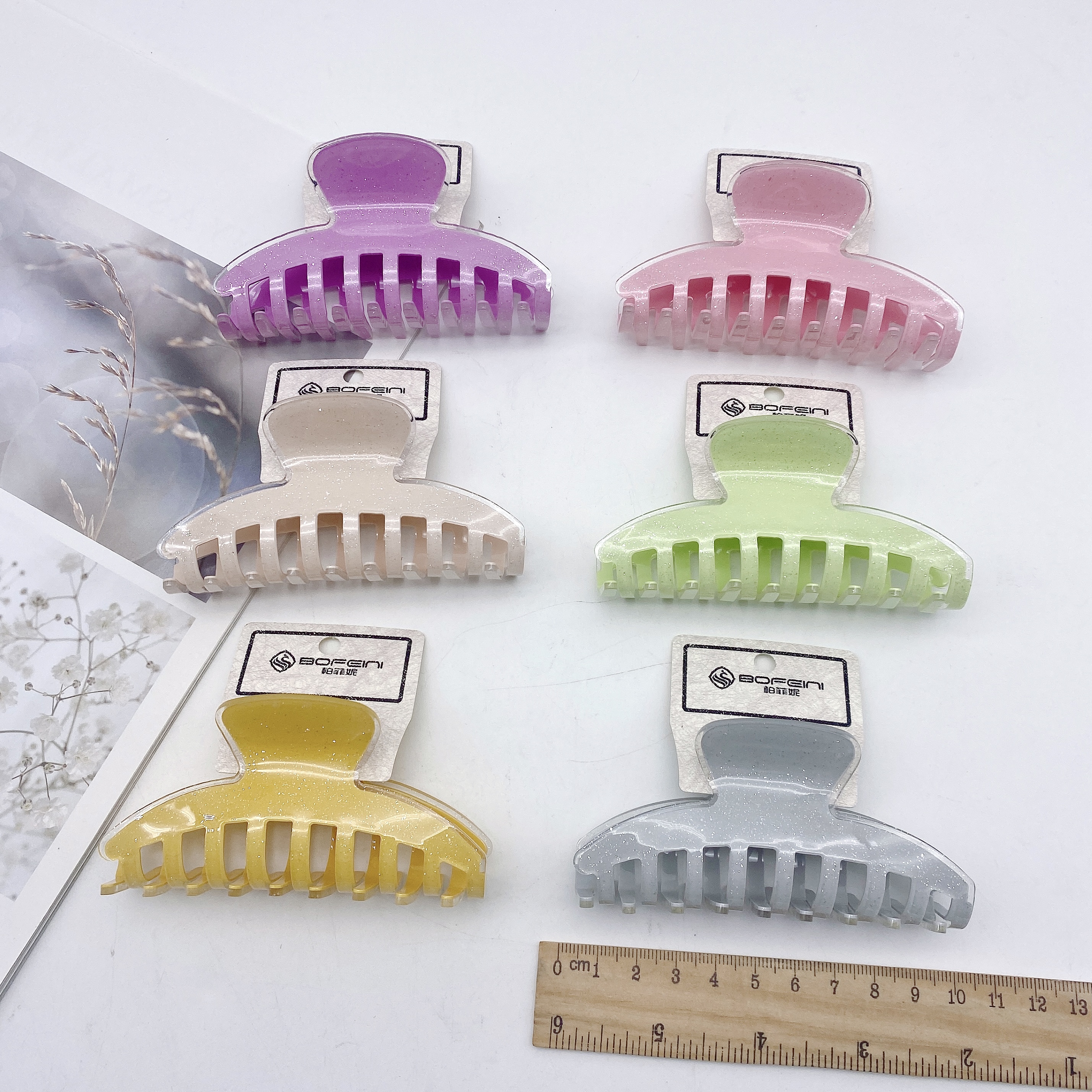 The spring and summer trendy bright pink version of the large comb-tooth gripper