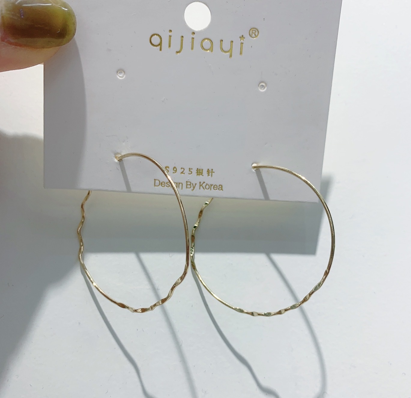 nyunyu, a popular earring brand in Dongdaemun, South Korea, offers a new style of silver needle shiny wavy texture circle earrings Application Scenario