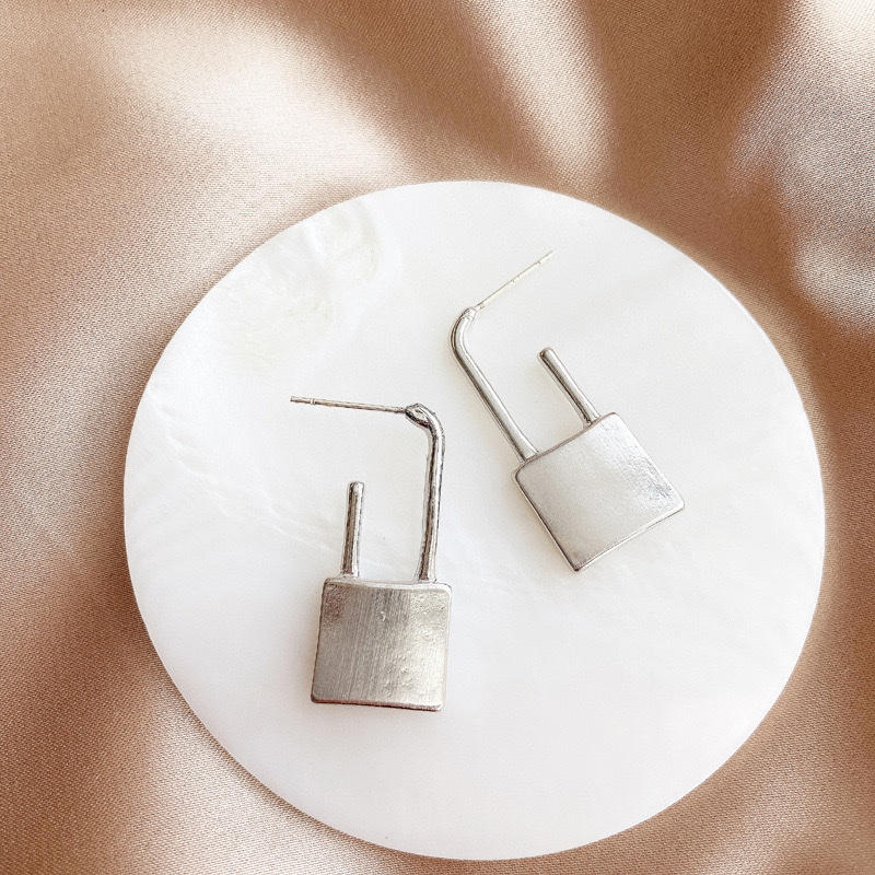 ins personalidad de plata cerradura de forma de pendientes de oído pendientes de mujer cool guapo gorilla pendientes de aguja de plata 925 orejeras de mujer moda details Picture