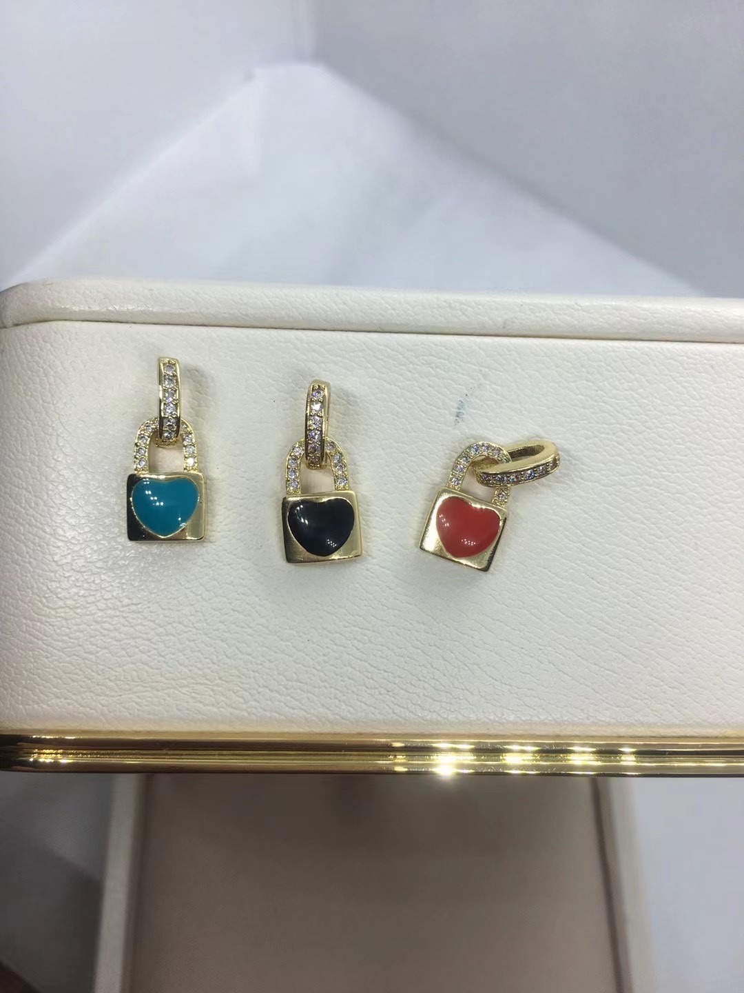Капает масло из квадратного замка details Picture