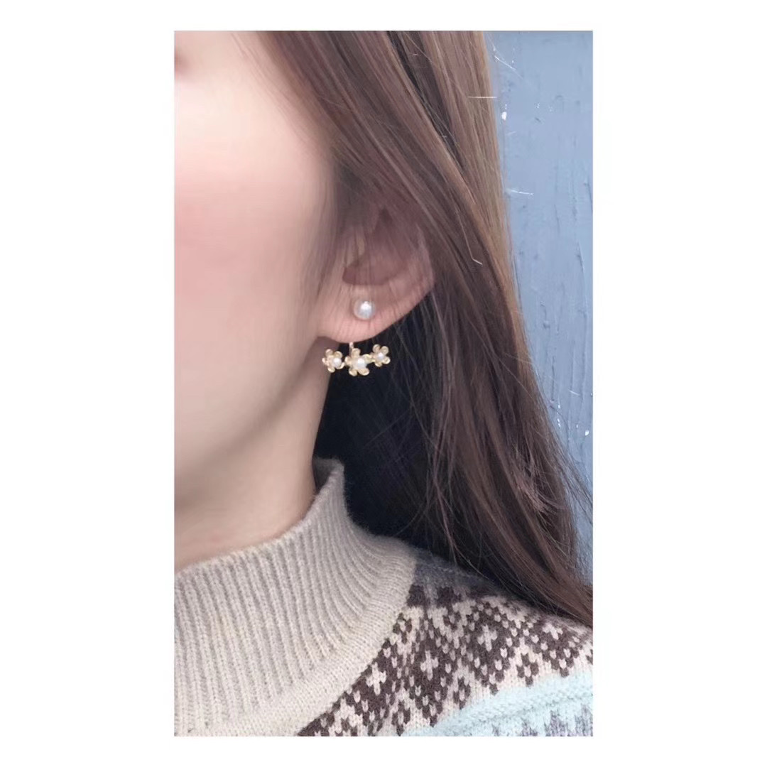 S925 Silver Needle with a touch of paint earring, artistic, niche earrings, feminine, high-end and elegant earrings, simple stud earrings hxb Application Scenario