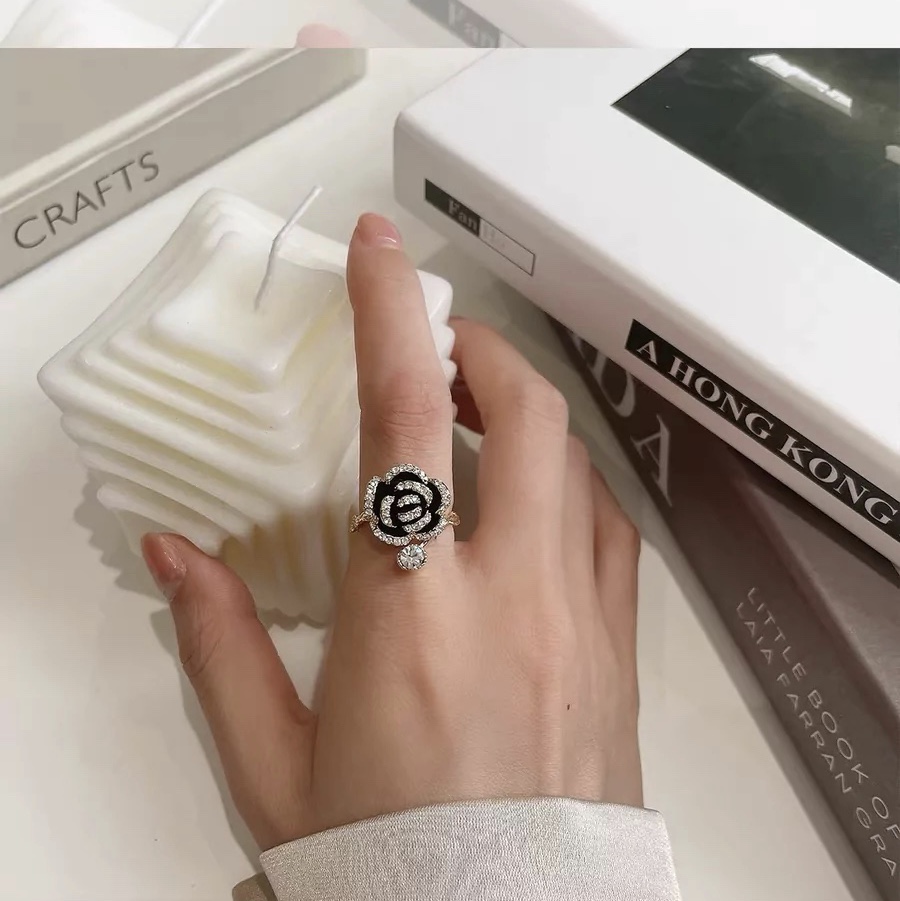 Chenglong Jewelry's black rose ring features an exquisite and fashionable design with a retro open index finger ring that exudes a unique and elegant charm. CL01070-40