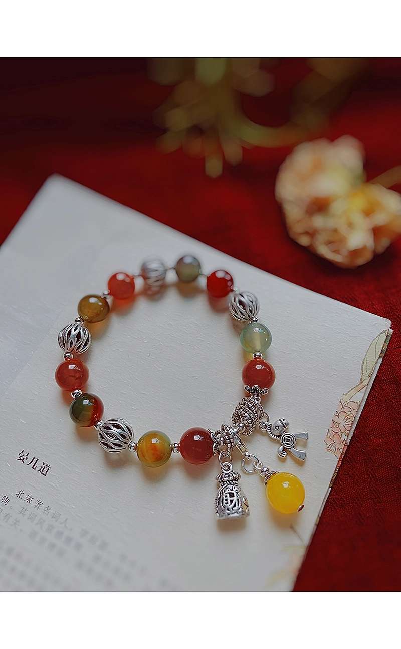 Jingpuli brand - A niche, retro, ethnic-style Tibetan silver artistic bracelet Application Scenario