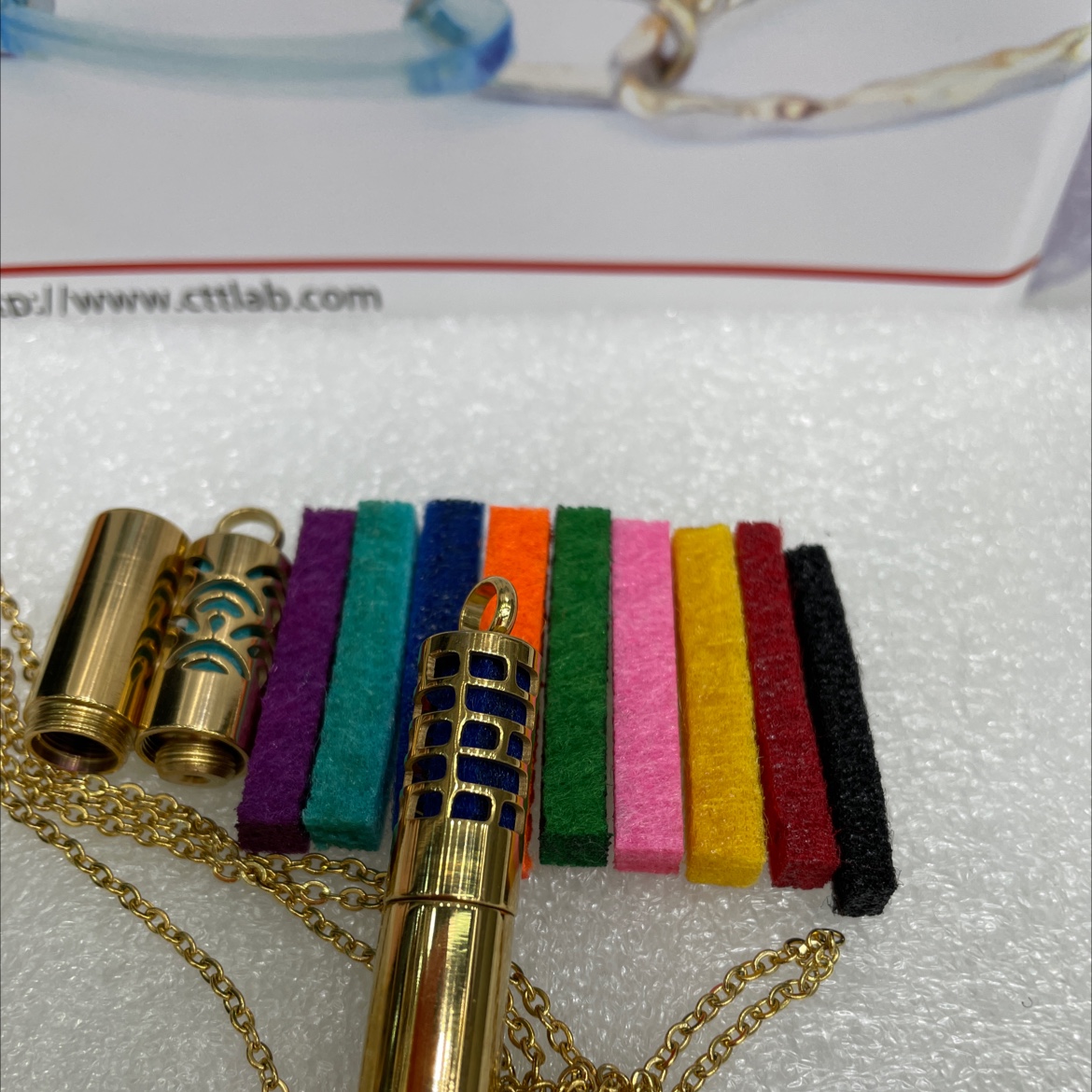 Acero inoxidable 3 secciones botella de perfume colgante color oro núcleo interior multicolor reemplazo Application Scenario