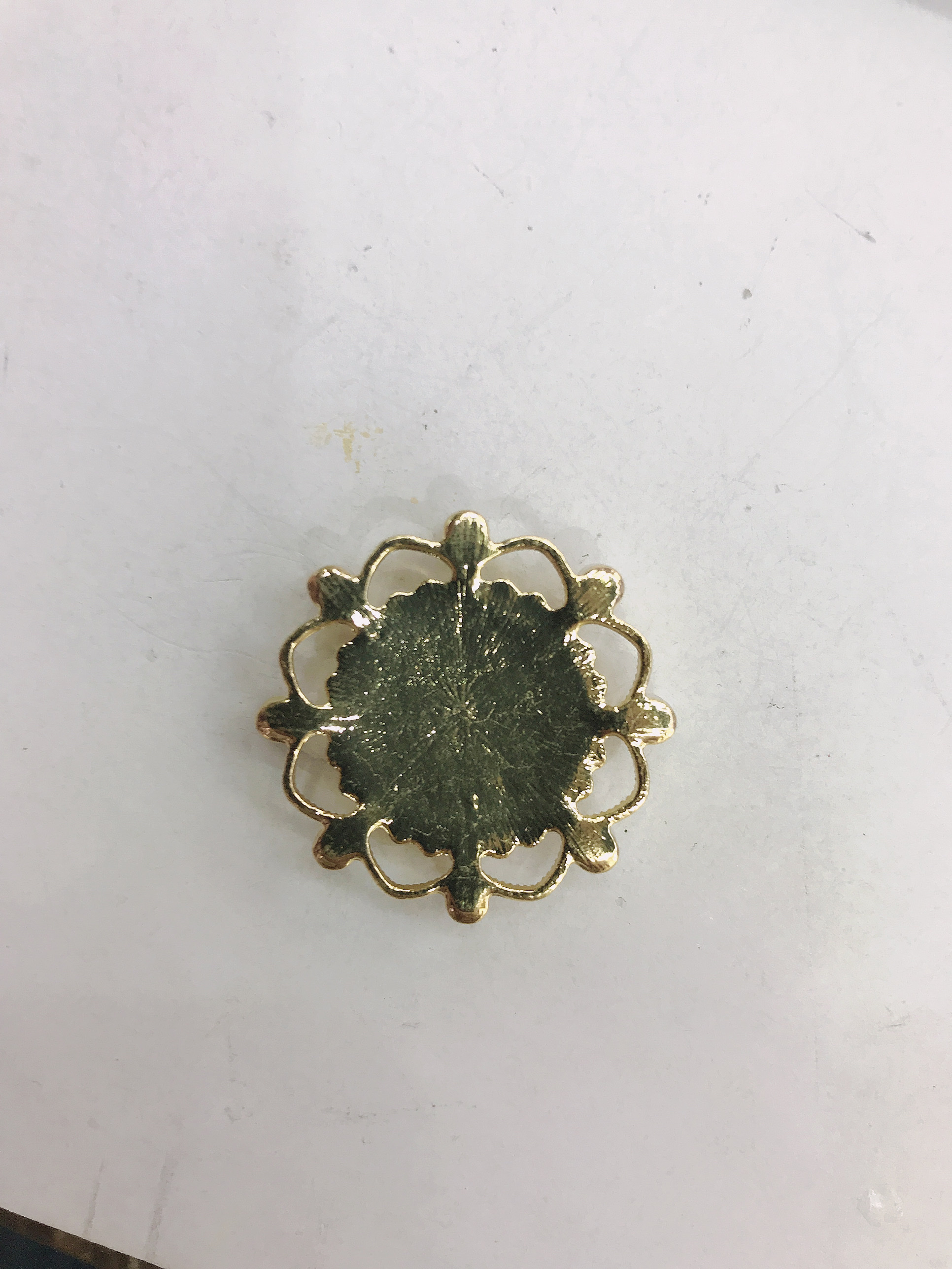 A large diamond in the middle of a round flower Specification image