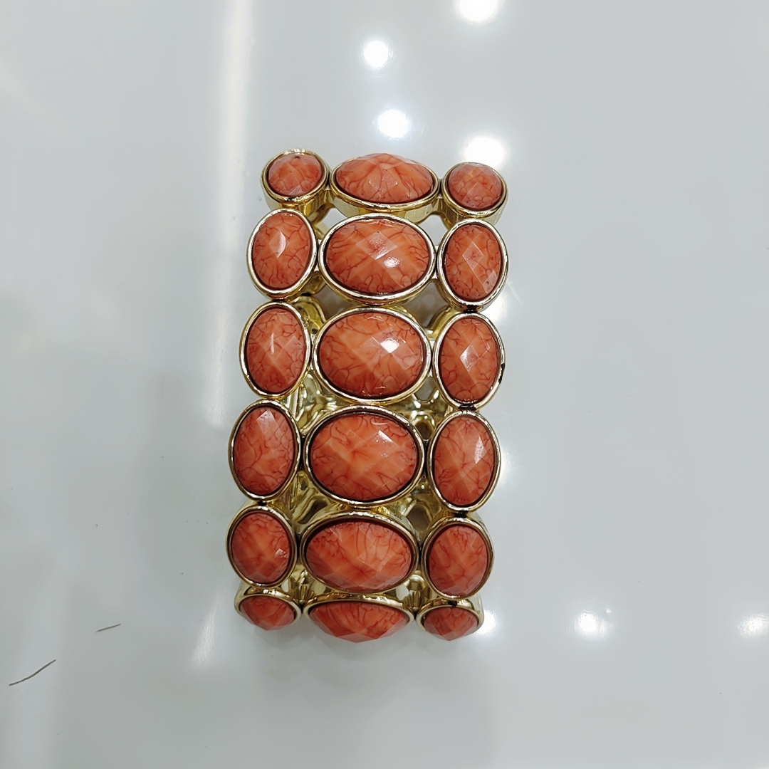 The new and popular CCB bracelet, a retro and versatile European and American accessory, is simple and fashionable. It's a trendy bracelet