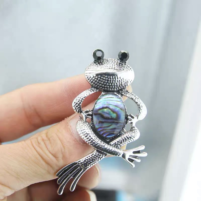 Cute little Frog Brooch Alloy silver resin Frog pin men and women's suit coat corsage accessories