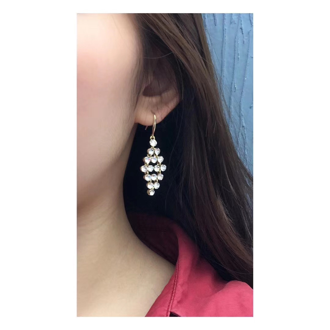 S925 Silver Needle natural pearl Stud earrings with hollowed-out flowers, French high-end style, retro Hong Kong style Hepburn earrings, rhombus-shaped crystal Application Scenario