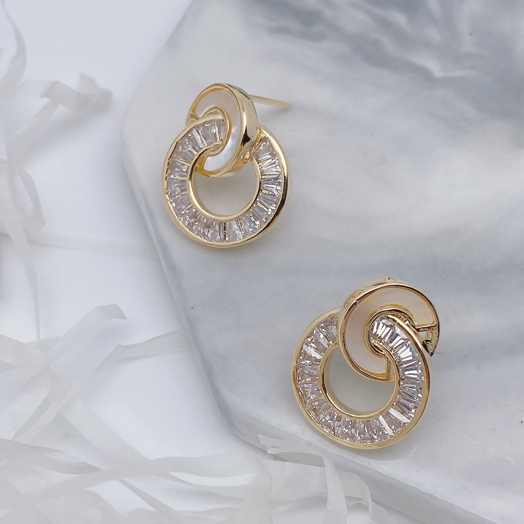 Interlocking shell design earrings, women's micro-inlaid zircon earrings, copper-plated real gold earrings, S925 silver needles