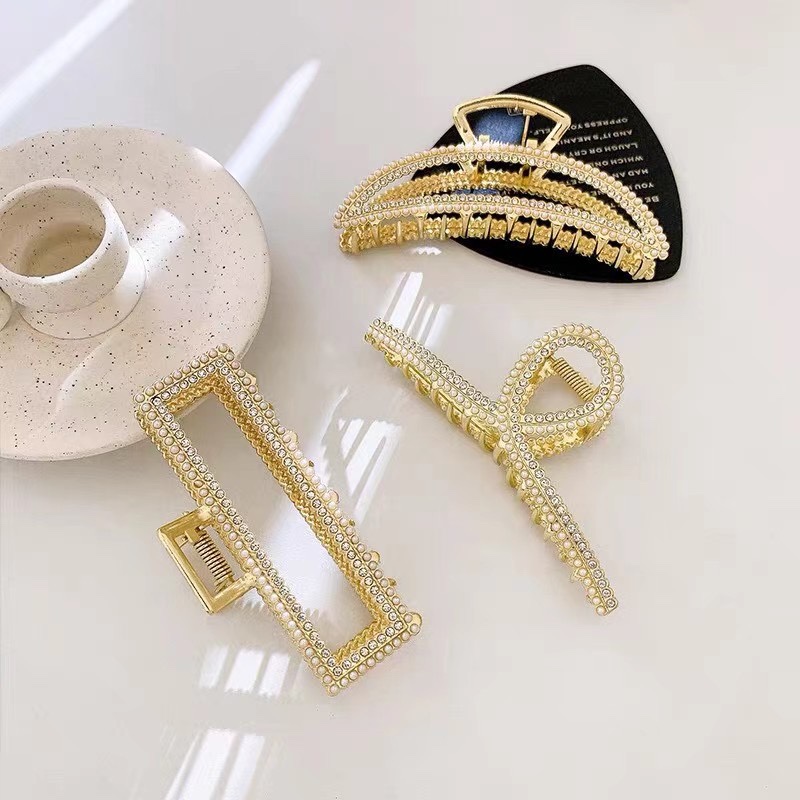 Summer bestseller: Pearl alloy diamond one-piece clip, elegant alloy metal hair clip, fishtail style, alloy back head updo, women's top hair clip accessory, Yibeier 054 Item Picture