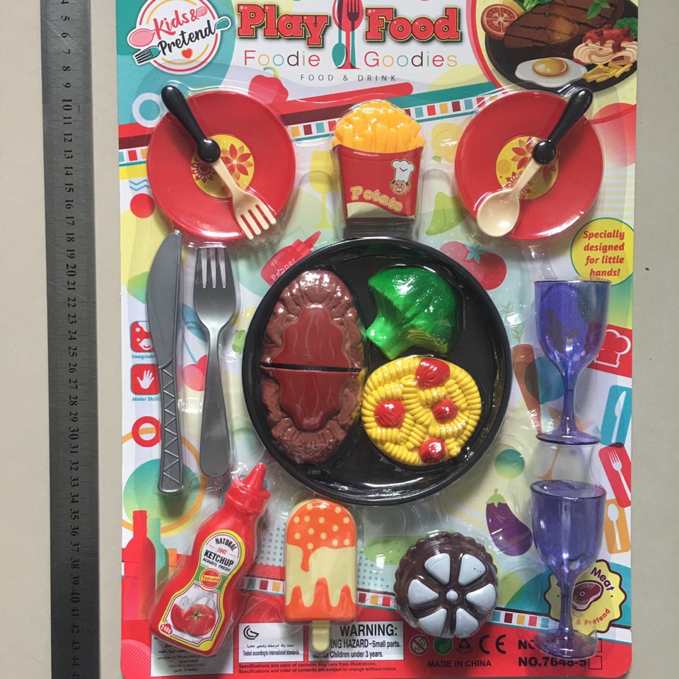 西餐牛排加杯子刀叉